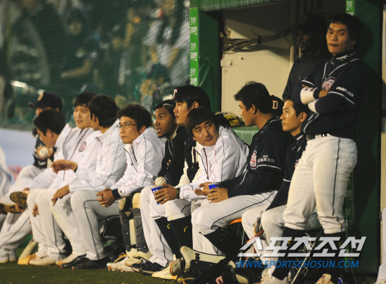 
	2010,10,13

PO 5���� �Ｚ-�λ�

13�� PO 5�������� �λ� �������� �������� �������� ������ ��⸦ ���� ���� �ִ�.

�뱸=������ ���� basser@sportschosun.com


