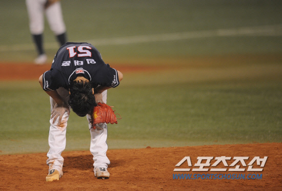 
	2010�� 10�� 13��

13�� �뱸���� ���� �λ�� �Ｚ�� �÷��̿��� 5����, 11ȸ�� 2�� ���缭 4�� �ڼ��ο��� �����⸦ ����� �λ� �������� ������ ���̰� �ִ�.

�뱸= ���� ���� kyungmin@sportschosun.com


