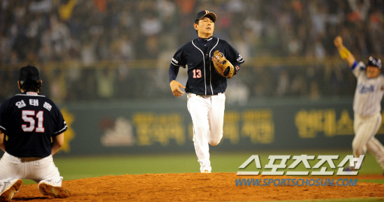 
	2010,10,13

PO 5���� �Ｚ-�λ�

13�� PO 5������ ���� 11ȸ���� ���� �������� �Ｚ�� �¸��ߴ�. �λ� ���ݼ� �ս����� �Ｚ �ڼ����� Ÿ���� ó������ ���� ��������� �� �ִ� ���� �������� ����忡�� ������ �ݰ� �ִ�.

�뱸=������ ���� basser@sportschosun.com


