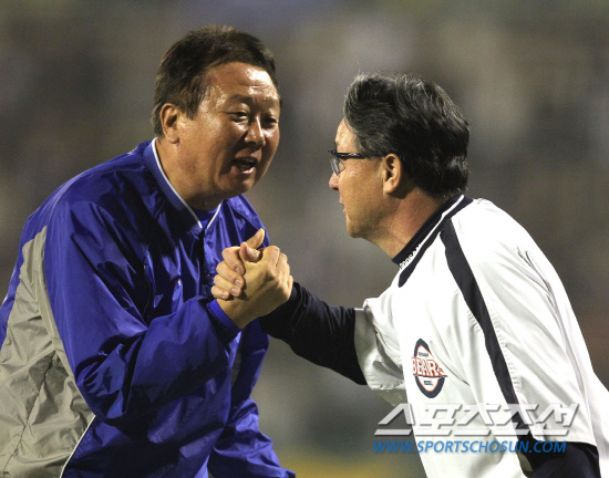 
	2010,10,13

PO 5���� �Ｚ-�λ�

13�� PO 5������ ���� 11ȸ���� ���� �������� �Ｚ�� �¸��ߴ�. �Ｚ ������������ �¸� �� ��湮������ ã�ư� ���θ� �ϴ� ���� ��湮������ ������������ �ѱ��ø��� ������ ������ �־���.

�뱸=������ ���� basser@sportschosun.com


