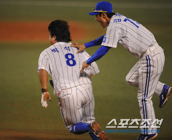 
	2010�� 10�� 13��

13�� �뱸���� ���� �λ�� �Ｚ�� �÷��̿��� 5����, 11ȸ�� 2�� ���缭 4�� �ڼ����� ������ ��Ÿ�� ģ �� ȯȣ�ϰ� �ִ�. �������� ����� ��ġ

�뱸= ���� ���� kyungmin@sportschosun.com


