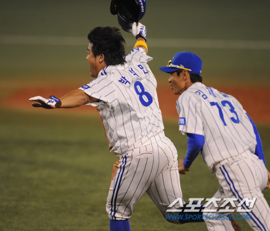 
	2010�� 10�� 13��

13�� �뱸���� ���� �λ�� �Ｚ�� �÷��̿��� 5����, 11ȸ�� 2�� ���缭 4�� �ڼ����� ������ ��Ÿ�� ģ �� ȯȣ�ϰ� �ִ�. �������� ����� ��ġ

�뱸= ���� ���� kyungmin@sportschosun.com


