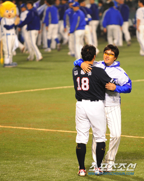 
	2010�� 10�� 13��

13�� �뱸���� ���� �λ�� �Ｚ�� �÷��̿��� 5����, �ѱ��ø������� �������� �Ｚ�� �������� �λ��� ���� �赿�ֿ� ������ ������ �ִ�.

�뱸= ���� ���� kyungmin@sportschosun.com


