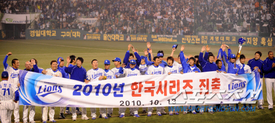 
	13�� �뱸���� ���� ���ξ߱� �÷��̿��� ���� 5����, �λ꿡 6��5 �������� �ŵ� �Ｚ �������� ������� �� �÷�ī�带 ��� �ѱ��ø��� ������ �����ϰ� �ִ�.

�뱸=������ ���� songs@sportschosun.com


