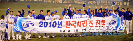 
	13�� �뱸���� ���� ���ξ߱� �÷��̿��� ���� 5����, �λ꿡 6��5 �������� �ŵ� �Ｚ �������� ������� �� �÷�ī�带 ��� �ѱ��ø��� ������ �����ϰ� �ִ�.

�뱸=������ ���� songs@sportschosun.com


