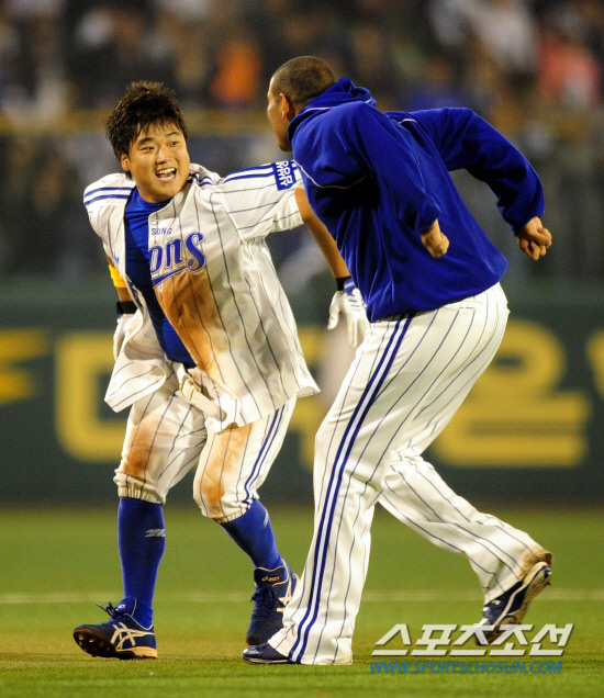 
	2010,10,13

PO 5���� �Ｚ-�λ�

�ڼ����� ���´�.

13�� PO 5������ ���� 11ȸ���� ���� �������� �ڼ����� ���ݼ� �� ���߾�Ÿ�� �º��� �����θ� �����. �ڼ����� �뺴 ������ ������ϸ� �ϸ� �⻵�ϰ� �ִ�.

�뱸=������ ���� basser@sportschosun.com


