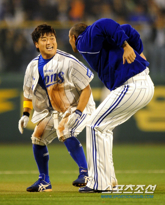 
	2010,10,13

PO 5���� �Ｚ-�λ�

�ڼ����� ���´�.

13�� PO 5������ ���� 11ȸ���� ���� �������� �ڼ����� ���ݼ� �� ���߾�Ÿ�� �º��� �����θ� �����. �ڼ����� �뺴 ������ ������ϸ� �ϸ� �⻵�ϰ� �ִ�.

�뱸=������ ���� basser@sportschosun.com


