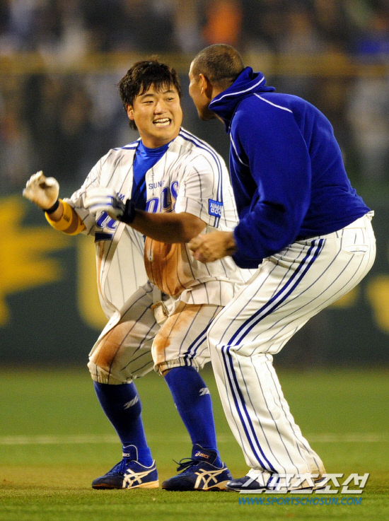 
	2010,10,13

PO 5���� �Ｚ-�λ�

�ڼ����� ���´�.

13�� PO 5������ ���� 11ȸ���� ���� �������� �ڼ����� ���ݼ� �� ���߾�Ÿ�� �º��� �����θ� �����. �ڼ����� �뺴 ������ ������ϸ� �ϸ� �⻵�ϰ� �ִ�.

�뱸=������ ���� basser@sportschosun.com


