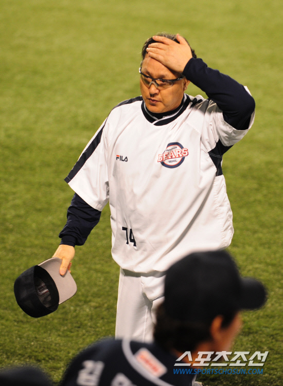 
	2010�� 10�� 13��

13�� �뱸���� ���� �λ�� �Ｚ�� �÷��̿��� 5�������� ���ϸ� �ѱ��ø������� ������ �λ��� ��湮 ������ �׶��带 �������� �ִ�.

�뱸= ���� ���� kyungmin@sportschosun.com


