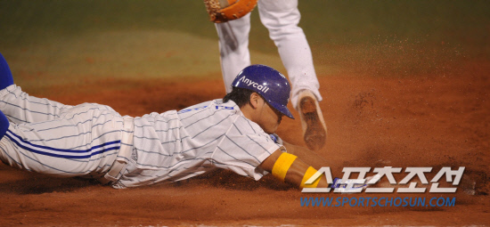 
	2010�� 10�� 13��

13�� �뱸���� ���� �λ�� �Ｚ�� �÷��̿��� 5����, 11ȸ�� 2�� ���缭 4�� �ڼ����� ���� ������ ģ �� 1�翡 ����۽�Ʈ �����̵����� ������ �ִ�.

�뱸= ���� ���� kyungmin@sportschosun.com


