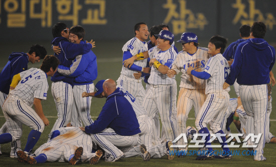 
	2010�� 10�� 13��

13�� �뱸���� ���� �λ�� �Ｚ�� �÷��̿��� 5����, �ѱ��ø������� �������� �Ｚ �������� ȯȣ�ϰ� �ִ�.

�뱸= ���� ���� kyungmin@sportschosun.com


