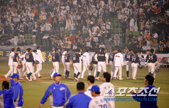 
	13�� �뱸���� ���� ���ξ߱� �÷��̿��� ���� 5����, �Ｚ�� 6��5 �����и� ���� �λ� �������� ��� ���� �� �׶��带 ������ �ִ�. 

�뱸=������ ���� songs@sportschosun.com


