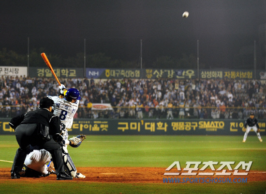 
	2010,10,13

PO 5���� �Ｚ-�λ�

�ڼ����� ���´�.

13�� PO 5������ ���� 11ȸ���� ���� �������� �ڼ����� ���ݼ� �� ���߾�Ÿ�� �º��� �����θ� �����. �ڼ����� ������ ��Ÿ�� ġ�� �����̴�.

�뱸=������ ���� basser@sportschosun.com


