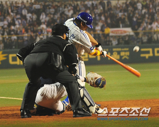 
	2010,10,13

PO 5���� �Ｚ-�λ�

�ڼ����� ���´�.

13�� PO 5������ ���� 11ȸ���� ���� �������� �ڼ����� ���ݼ� �� ���߾�Ÿ�� �º��� �����θ� �����. �ڼ����� ������ ��Ÿ�� ġ�� �����̴�.

�뱸=������ ���� basser@sportschosun.com


