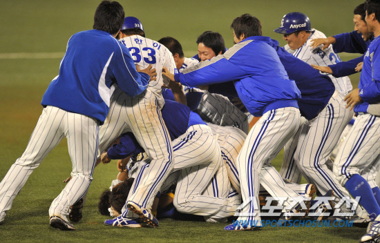 
	13�� �뱸���� ���� ���ξ߱� �÷��̿��� ���� 5����, �Ｚ 11ȸ�� 2�� ���翡�� �ڼ����� ������ ��Ÿ�� 6��5 �������� �ŵΰ� �ִ�. �Ｚ �������� ��� �׶��忡 ���� ȯȣ�ϰ� �ִ�.

�뱸=������ ���� songs@sportschosun.com


