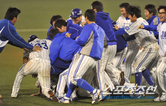 
	13�� �뱸���� ���� ���ξ߱� �÷��̿��� ���� 5����, �Ｚ 11ȸ�� 2�� ���翡�� �ڼ����� ������ ��Ÿ�� 6��5 �������� �ŵΰ� �ִ�. �Ｚ �������� ��� �׶��忡 ���� ȯȣ�ϰ� �ִ�.

�뱸=������ ���� songs@sportschosun.com


