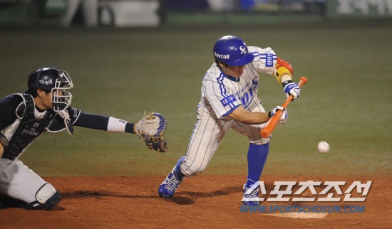 
	2010�� 10�� 13��

13�� �뱸���� ���� �λ�� �Ｚ�� �÷��̿��� 5�������� 11ȸ�� �Ｚ �������� ������ ��Ʈ�� ������Ű�� �ִ�.

�뱸= ���� ���� kyungmin@sportschosun.com


