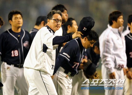 
	2010,10,13

PO 5���� �Ｚ-�λ�

13�� PO 5�������� �Ｚ�� �������� �λ� ��湮������ �ҵ鿡�� �ƽ��� �λ縦 �ϰ� �ִ�.

�뱸=������ ���� basser@sportschosun.com


