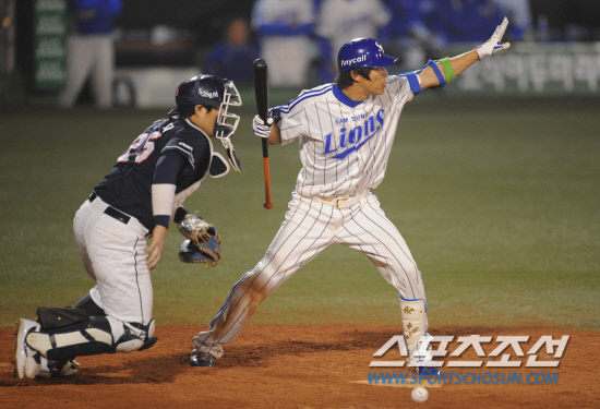 
	2010�� 10�� 13��

13�� �뱸���� ���� �λ�� �Ｚ�� �÷��̿��� 5�������� 11ȸ�� 1�� 2�缭 �������� ������ Ÿ�� �Ÿ�ö�� 2������ �������� �ַ� ������ ������ �ִ�.

�뱸= ���� ���� kyungmin@sportschosun.com


