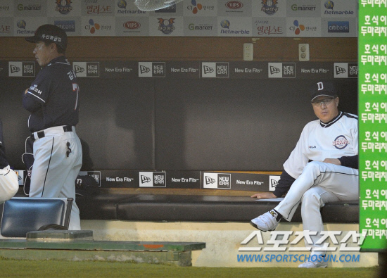 
	13�� �뱸���� ���� ���ξ߱� �÷��̿��� ���� 5����, �Ｚ 11ȸ�� 2�� ���翡�� �Ҿ��� �ü����� �׶��带 �ٶ󺸰� �ִ� �λ� ��湮 ����.

�뱸=������ ���� songs@sportschosun.com


