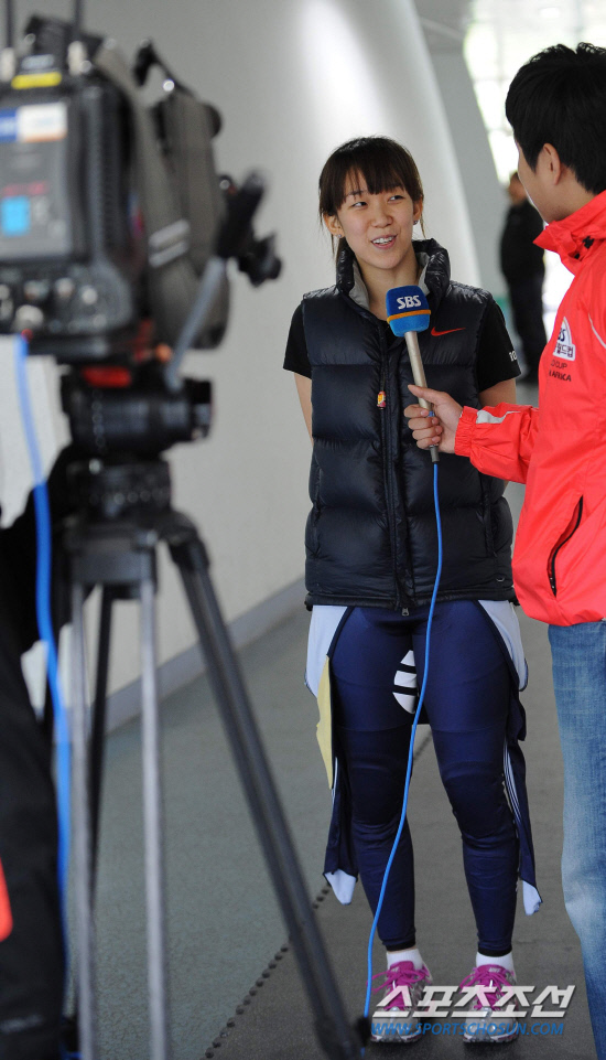 
	���������� 2010.10.14. 

15�� �¸���ƮƮ�������忡�� ���� 2010/2011 ��ƮƮ�� ������ǥ���������� �����û�� ���ظ��� ���� ���ߵ� �� ����ȸ���� �ϰ� �ִ�.

�¸�=������ ���� young@sportschosun.com


