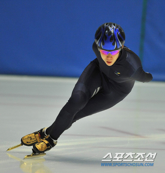 
	���������� 2010.10.14. 

15�� �¸���ƮƮ�������忡�� ���� 2010/2011 ��ƮƮ�� ������ǥ���������� �����û�� ���ظ��� ���� ���ߵƴ�.

�¸�=������ ���� young@sportschosun.com


