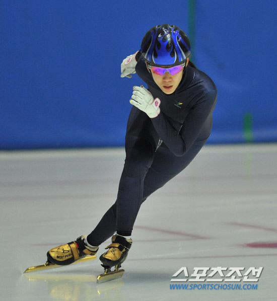 
	���������� 2010.10.14. 

15�� �¸���ƮƮ�������忡�� ���� 2010/2011 ��ƮƮ�� ������ǥ���������� �����û�� ���ظ��� ���� ���ߵƴ�.

�¸�=������ ���� young@sportschosun.com


