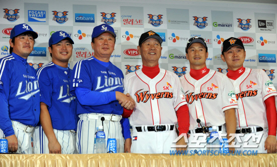 
	2010 ���ξ߱� �ѱ��ø�� �Ϸ� �յΰ� ���� �̵��� ��翡�� SK �輺�� ������ �Ｚ ������ ������ �������� ���� ��� ���ϰ� �ִ�.

��õ=������ ����

rainmaker@sportschosun.com


