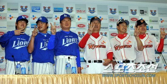 
	2010 ���ξ߱� �ѱ��ø�� �Ϸ� �յΰ� ���� �̵��� ��翡�� ������ �¼��� �����غ���� ��ȸ���� ������ ���� ������ �������� �հ����� ��� ���̰� �ִ�. ���� ������ ������ ��� �ڱ����� ����� �ڽ� �ߴ�.

��õ=������ ����

rainmaker@sportschosun.com


