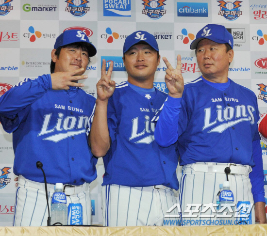 
	2010 ���ξ߱� �ѱ��ø�� �Ϸ� �յΰ� ���� �̵��� ��翡�� ������� �¼��� �����غ���� ��ȸ���� ������ ������ ������ ������, �������� �հ����� �캸�̰� �ִ�. ������ ������ �����̿� �������� �հ����� �ٶ󺸴� ����� ��� �ִ�.

��õ=������ ����

rainmaker@sportschosun.com


