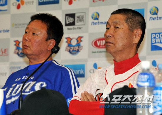 
	2010 ���ξ߱� �ѱ��ø�� �Ϸ� �յΰ� ���� �̵��� ��翡�� SK �輺�� ������ �Ｚ ������ ���� ���̿� �÷��� ����� ������ �ִ�. ��Ʈ���� ���� �������� ���ƿ��� �ɴ� ������ ���� ������ ������ �輺�� �������� �����ϰ� ��û ������ �輺�� ������ ��Ģ���� �̾߱� �ϸ� �ݴ� �ǻ縦 �и��� �ߴ�.

��õ=������ ����

rainmaker@sportschosun.com


