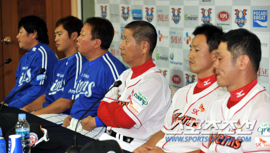 
	SK�� �Ｚ�� 2010 ���ξ߱� �ѱ��ø�� �Ϸ� �յΰ� ���� �̵��� ��翡 ���� ������ �ֿ� �������� ������ ���ڵ��� ������ ���� �ϰ� �ִ�.

��õ=������ ����

rainmaker@sportschosun.com


