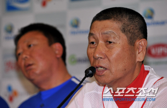 
	2010 ���ξ߱� �ѱ��ø�� �Ϸ� �յΰ� ���� �̵��� ��翡�� SK �輺�� ������ �Ｚ ������ ���� ���̿� �÷��� ����� ������ �ִ�. ��Ʈ���� ���� �������� ���ƿ��� �ɴ� ������ ���� ������ ������ �輺�� �������� �����ϰ� ��û ������ �輺�� ������ ��Ģ���� �̾߱� �ϸ� �ݴ� �ǻ縦 �и��� �ߴ�.

��õ=������ ����

rainmaker@sportschosun.com


