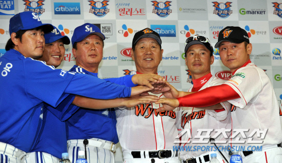 
	14�� SK�� �Ｚ�� 2010 ���ξ߱� �ѱ��ø�� �Ϸ� �յΰ� ���� �̵��� ��翡 ���� ������ �ֿ� �������� �������� ���� ��� ���ϰ� �ִ�.

��õ=������ ����

rainmaker@sportschosun.com


