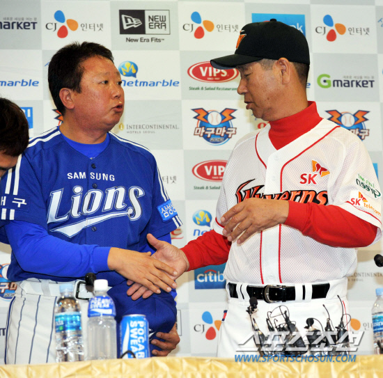 
	14�� SK�� �Ｚ�� 2010 ���ξ߱� �ѱ��ø�� �Ϸ� �յΰ� ���� �̵��� ��翡�� SK �輺��(������) ������ �Ｚ ������ ������ �Ǽ��� ������ �ִ�.

��õ=������ ����

rainmaker@sportschosun.com


