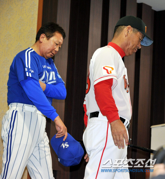 
	14�� SK�� �Ｚ�� 2010 ���ξ߱� �ѱ��ø�� �Ϸ� �յΰ� ���б��� �����Ǽ��Ϳ��� �̵��� ��簡 ���ȴ�. SK �輺�� ������ �Ｚ ������ ������ ��縦 ��ġ�� �ڸ��� �߰� �ִ�. �� ������ �������� ��ġ�� �ɴ� ������ �÷��� �����Ⱑ ���� �Ǳ⵵ �ߴ�.

��õ=������ ����

rainmaker@sportschosun.com


