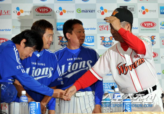 
	14�� SK�� �Ｚ�� 2010 ���ξ߱� �ѱ��ø�� �Ϸ� �յΰ� ���б��� �����Ǽ��Ϳ��� �̵��� ��簡 ���ȴ�. ��縦 ��ģ SK �輺�� ������ �Ｚ ���� ������� �Ǽ��� �ϰ� �ִ�.

��õ=������ ����

rainmaker@sportschosun.com


