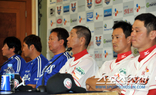 
	14�� SK�� �Ｚ�� 2010 ���ξ߱� �ѱ��ø�� �Ϸ� �յΰ� ���б��� �����Ǽ��Ϳ��� �̵��� ��簡 ���ȴ�. �Ｚ ������ ������ ��Ʈ���� ���� �������� ��ġ�� �ɴ� ������ ���� SK �輺�� �������� �����ϰ� ��û������ �輺�� ������ �źη� �÷��� �����Ⱑ ���� �ƴ�.

��õ=������ ����

rainmaker@sportschosun.com


