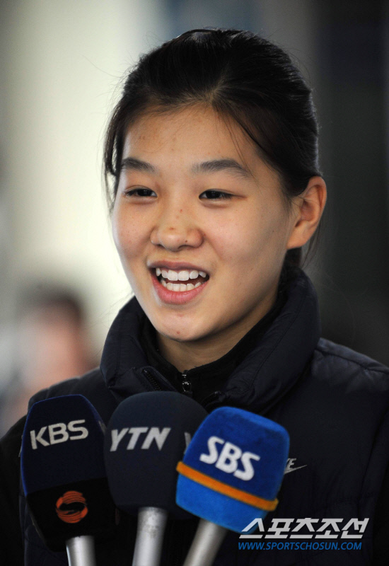 
	���������� 2010.10.14. 

�θ����� ������ 14�� ��ƮƮ��������ǥ �ֿ��ҷ� ���ߵ� �� ����ȸ���� �ϸ� ��� ǥ���� ���� �ִ�.  ������ �¸���ƮƮ�������忡�� ���� 2010/2011 ��ƮƮ�� ������ǥ������ 3�� Ÿ�ӷ��̽����� �������ߵƴ�.

�¸�=������ ���� young@sportschosun.com


