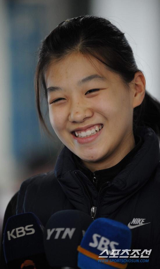 
	���������� 2010.10.14. 

�θ����� ������ 14�� ��ƮƮ��������ǥ �ֿ��ҷ� ���ߵ� �� ����ȸ���� �ϸ� ��� ǥ���� ���� �ִ�.  ������ �¸���ƮƮ�������忡�� ���� 2010/2011 ��ƮƮ�� ������ǥ������ 3�� Ÿ�ӷ��̽����� �������ߵƴ�.

�¸�=������ ���� young@sportschosun.com


