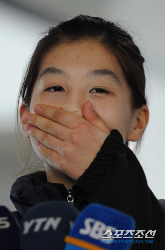 
	���������� 2010.10.14. 

�θ����� ������ 14�� ��ƮƮ��������ǥ �ֿ��ҷ� ���ߵ� �� ����ȸ���� �ϸ� ��� ǥ���� ������ ���ϰ� �ִ�. ������ �¸���ƮƮ�������忡�� ���� 2010/2011 ��ƮƮ�� ������ǥ������ 3�� Ÿ�ӷ��̽����� �������ߵƴ�.

�¸�=������ ���� young@sportschosun.com


