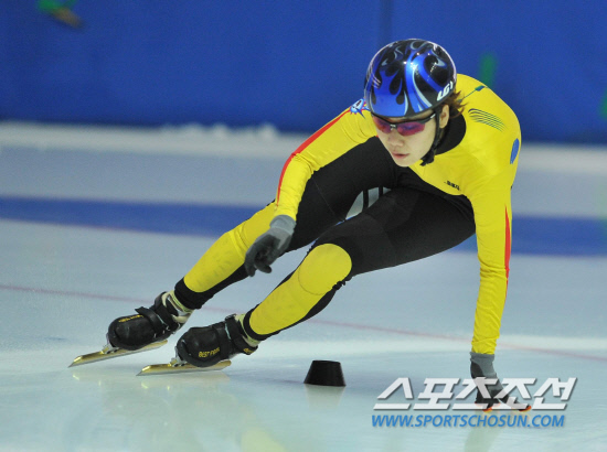 
	���������� 2010.10.14. 

14�� �¸���ƮƮ�������忡�� ���� 2010/2011 ��ƮƮ�� ������ǥ������ 3�� Ÿ�ӷ��̽� 1000m���� �ܱ����� �������� �����ϰ� �ִ�. 

�¸�=������ ���� young@sportschosun.com


