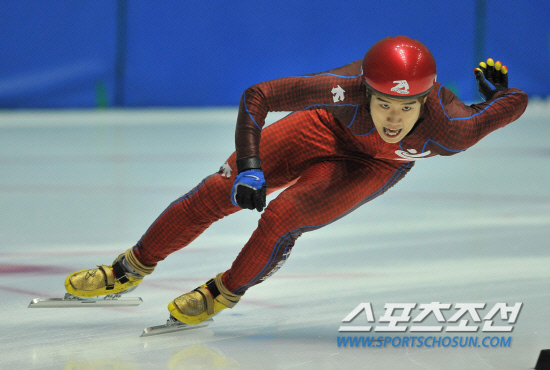 
	���������� 2010.10.14. 

14�� �¸���ƮƮ�������忡�� ���� 2010/2011 ��ƮƮ�� ������ǥ������ 3�� Ÿ�ӷ��̽� 1000m���� �ѱ�ü���� ��õȣ�� �����ϰ� �ִ�.

�¸�=������ ���� young@sportschosun.com


