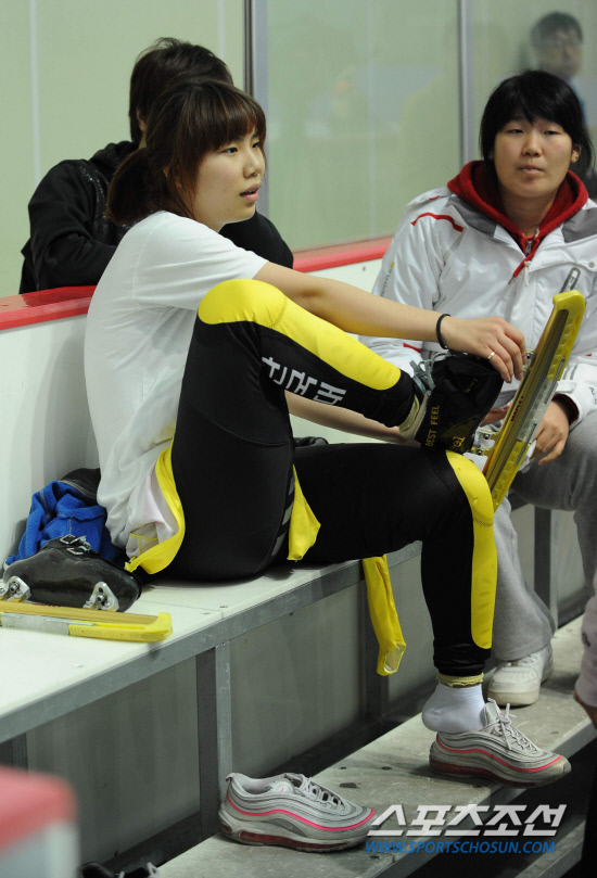 
	���������� 2010.10.14. 

���ƿ� ��ƮƮ��������ǥ �������� 14�� �¸���ƮƮ�������忡�� ���� 2010/2011 ��ƮƮ�� ������ǥ������ 3�� Ÿ�ӷ��̽� 1000m ���� �� �������ǿ��� ������Ʈ�� ���� �ִ�. 

�¸�=������ ���� young@sportschosun.com


