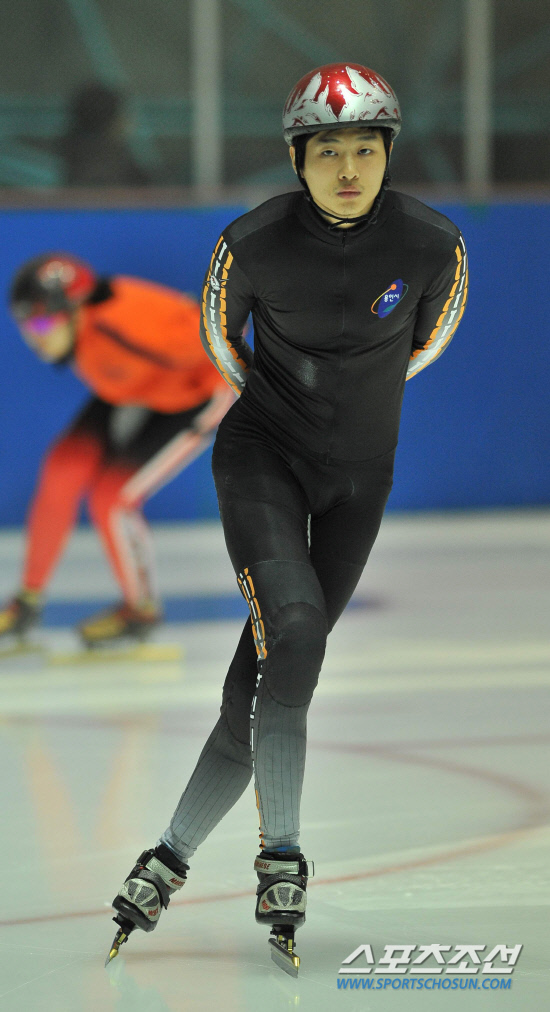 
	���������� 2010.10.14. 

 ���ν�û�� ���ù��� 14�� �¸���ƮƮ�������忡�� ���� 2010/2011 ��ƮƮ�� ������ǥ������ 3�� Ÿ�ӷ��̽� 1000m ������ �ռ� ��Ʈ���� ���� ���� Ǯ�� �ִ�.

�¸�=������ ���� young@sportschosun.com


