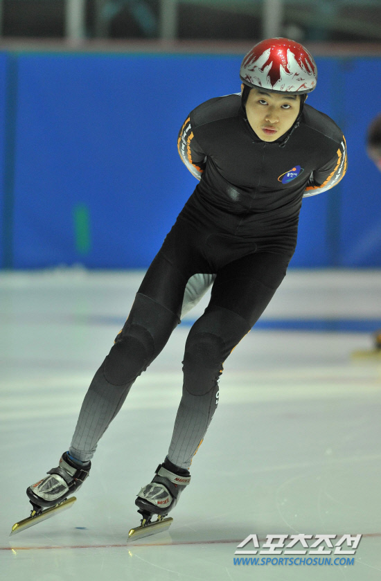 
	���������� 2010.10.14. 

 ���ν�û�� ���ù��� 14�� �¸���ƮƮ�������忡�� ���� 2010/2011 ��ƮƮ�� ������ǥ������ 3�� Ÿ�ӷ��̽� 1000m ������ �ռ� ��Ʈ���� ���� ���� Ǯ�� �ִ�.

�¸�=������ ���� young@sportschosun.com


