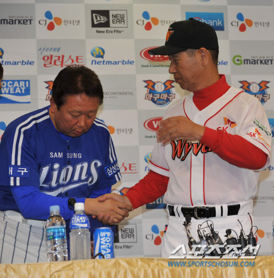 
	14�� SK�� �Ｚ�� 2010 ���ξ߱� �ѱ��ø�� �Ϸ� �յΰ� ���б��� �����Ǽ��Ϳ��� �̵��� ��簡 ���ȴ�. �Ｚ ������ ������ ��Ʈ���� ���� �������� ��ġ�� �ɴ� ������ ���� SK �輺�� �������� �����ϰ� ��û������ �輺�� ������ �źη� �÷��� �����Ⱑ ���� �ƴ�. ������ ������ ������ �㸮�� ���� �輺�� ������ �Ǽ��� �ϴ� ���.

��õ=������ ����

rainmaker@sportschosun.com


