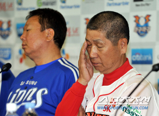 
	2010 ���ξ߱� �ѱ��ø�� �Ϸ� �յΰ� ���� �̵��� ��翡�� ��������� �����ϰ� ���� ������ �����Ĵ� ��ȸ���� ������ SK �輺�� ������ �Ｚ ������ ������ ��彺�� ǥ���� �ϰ� �ִ�.

��õ=������ ����

rainmaker@sportschosun.com


