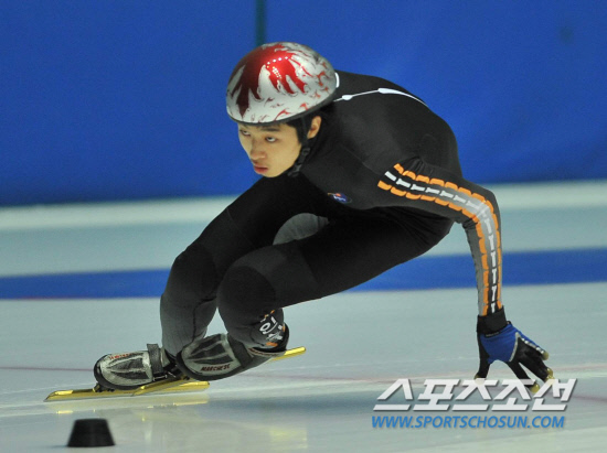 
	���������� 2010.10.14. 

���ù��� 14�� �¸���ƮƮ�������忡�� ���� 2010/2011 ��ƮƮ�� ������ǥ������ 3�� Ÿ�ӷ��̽� 1000m���� �����ϰ� �ִ�. ������ �ø��� ��ƮƮ��������ǥ �߿��� �����ϰ� ��� ���Ҵ�.

�¸�=������ ���� young@sportschosun.com


