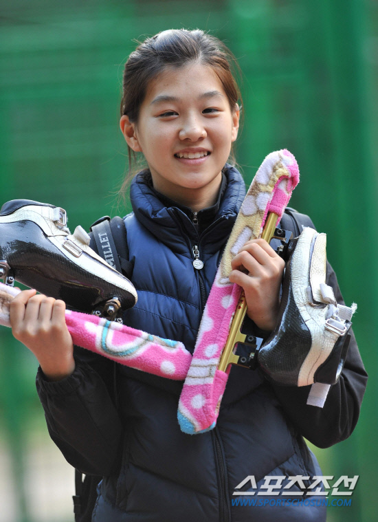 
	���������� 2010.10.14. 

�θ����� ������ 14�� ��ƮƮ��������ǥ �ֿ��ҷ� ���ߵ� �� ��� ǥ���� ���� �ִ�.  ������ �¸���ƮƮ�������忡�� ���� 2010/2011 ��ƮƮ�� ������ǥ������ 3�� Ÿ�ӷ��̽����� �������ߵƴ�.

�¸�=������ ���� young@sportschosun.com


